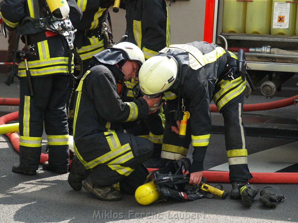 Kellerbrand mit Menschenrettung Koeln Brueck Hovenstr Olpenerstr P097.JPG